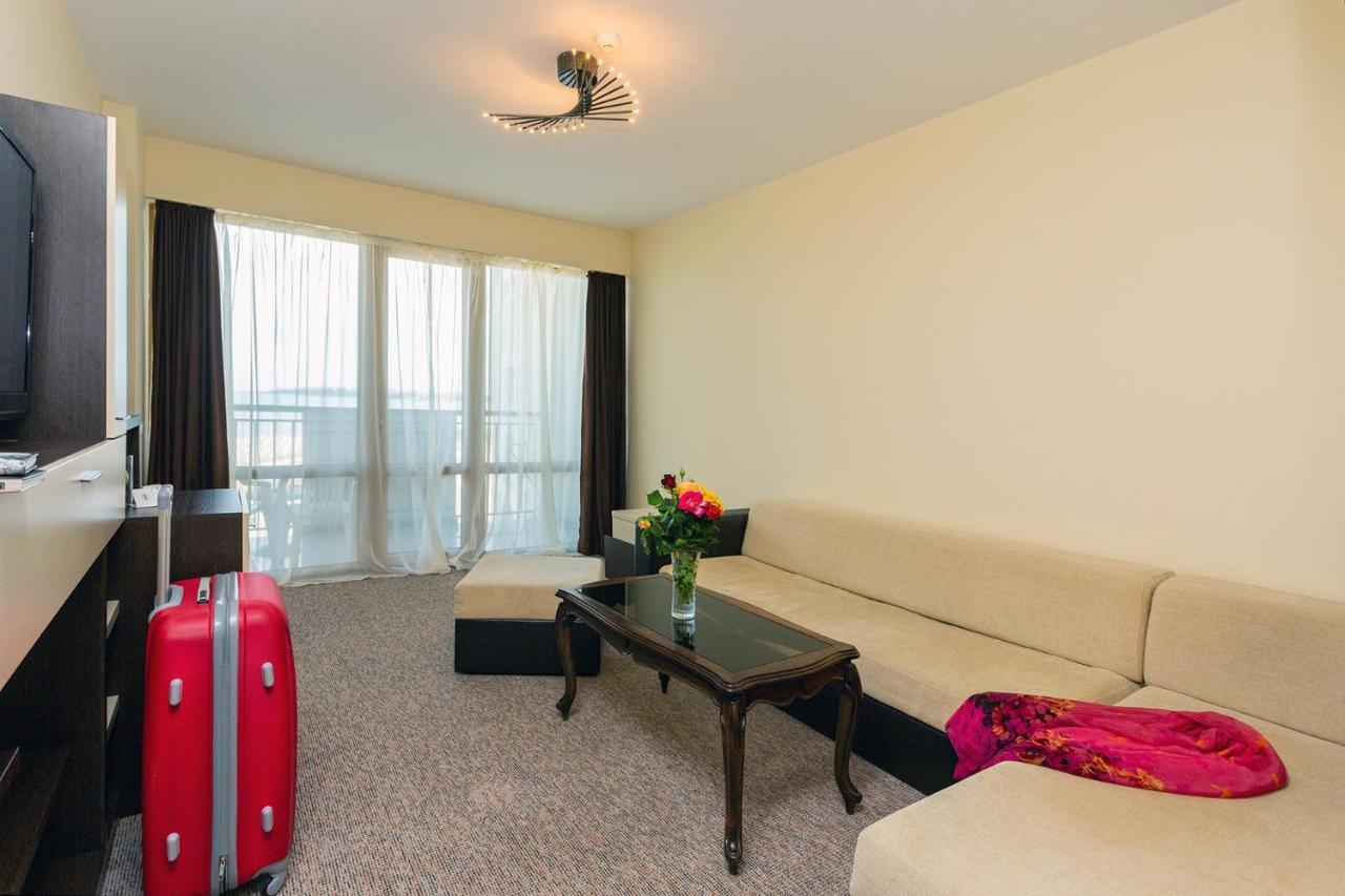 Viand Hotel Pantai Sunny Bagian luar foto